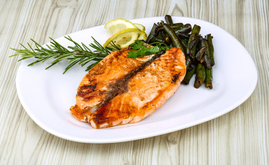 Grilled salmon with green beans