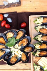 Mussel bake, sprinkle with cheese is delicious.