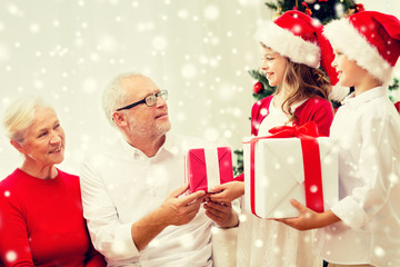 Obraz na płótnie Canvas smiling family with gifts at home