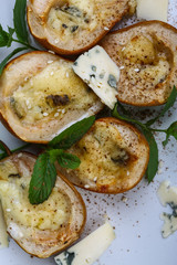 Baked pear with blue cheese