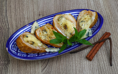 Baked pear with blue cheese