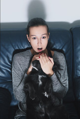 Naklejka premium Donna guarda film paura horror con cane