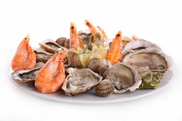 Photo sur Plexiglas Crustacés plateau de fruits de mer isolé sur blanc