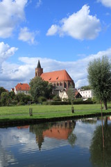 Fototapeta na wymiar Idyllisches Kleinstadtpanorama: Blick über die Spree auf Beeskow mit Marienkirche