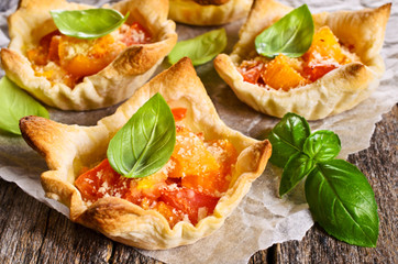 Tart with tomatoes, cheese and Basil