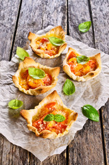 Tart with tomatoes, cheese and Basil