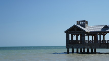 Ein Steghaus am Strand von Key West Florida in Amerika. Es war heiß, die Sonne schien und dann...