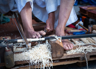 artesano trabajando con los pies