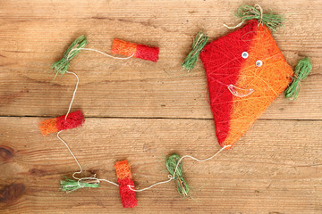 Drachen Herbstdeko auf Holzbrett 