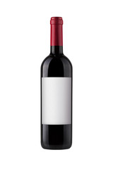Rotwein Flasche mit Etikett isoliert auf weißem Hintergrund