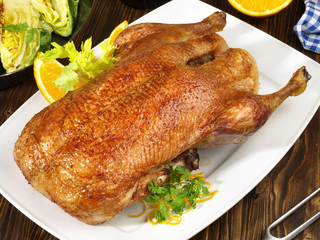 Knuspriger Entenbraten - Ganze Ente gebraten mit Gemüse