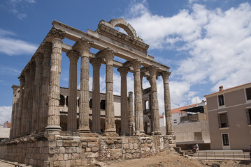 Obraz premium ruiny pięknej rzymskiej świątyni Diany w mieście Merida w Hiszpanii