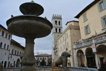 fontana della piazza del Comune di Assisi