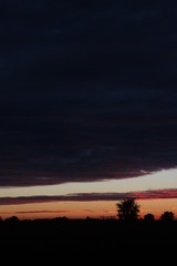 tramonto, le nuvole che si scontrano 