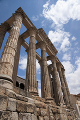 Naklejka premium ruinas del hermoso templo romano de Diana en la ciudad de Mérida, España