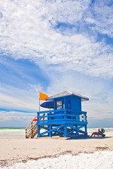 Fototapeta premium Blue lifeguard house on the beach in Siesta Key on the west coast of Florida. Famous for pristine white sand and sunny weather it attracts visitors all year round