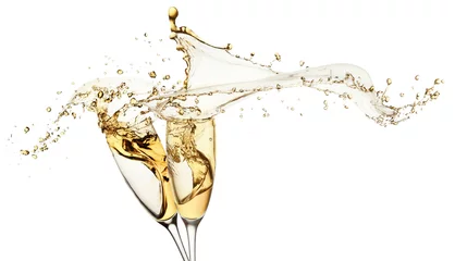 Fotobehang Alcohol champagne spatten van glazen geïsoleerd op de witte achtergrond