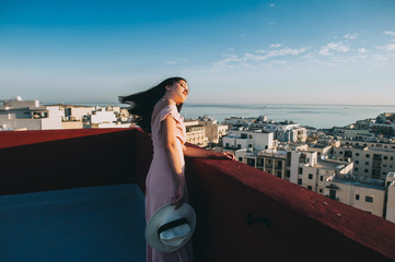 girl walk on the roofs of the big city