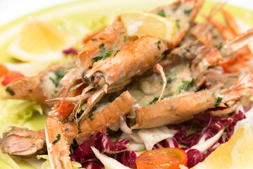 Aragostelle gratinate con contorno di verdure 