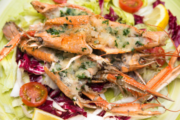 Aragostelle gratinate con contorno di verdure 