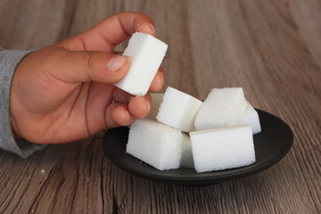 Prendre un morceau de sucre 