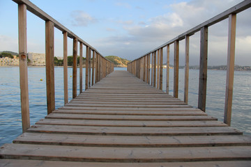 Fototapeta na wymiar деревянный мост/деревянный мост уходящий в море