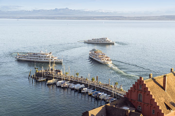 Begegnung dreier Ausflugsdampfer vor dem Hafen von Meersburg © Jürgen Humbert