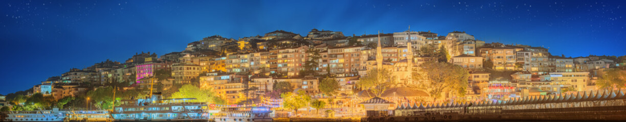 Fototapeta premium Istanbul skyline from Galata bridge by night