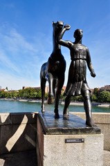 Bronzestatue mit Amazone und Pferd, auf der mittleren Rheinbrücke in Basel, Schweiz