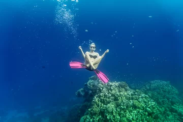 Fototapeten young woman snorkling under water © DWP
