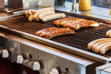 Bratwürste auf einem Grill