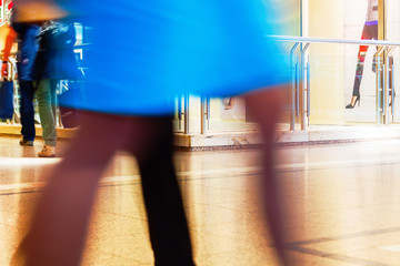 Fototapeta premium Menschen in Bewegungsunschärfe unterwegs im Shopping-Center