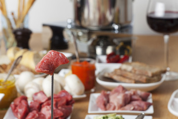 Stück Fleisch auf einer Fonduegabel