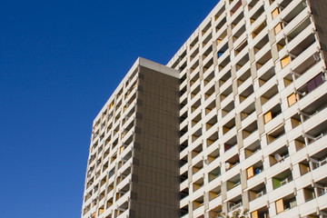 Fototapeta premium Wohnblock in einer Stadt in Deutschland