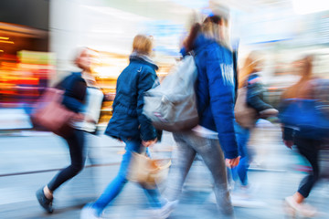 Menschen beim Einkaufsbummel in der Fußgängerzone in Bewegungsunschärfe