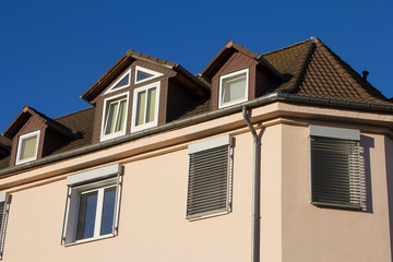 Fototapeta na wymiar Gepflegtes Mehrfamilienhaus vor blauem Himmel