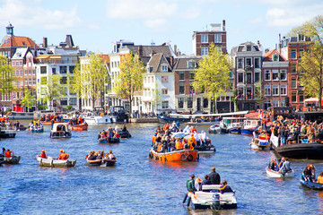 AMSTERDAM - APR 27: People celebrating Kings Day in Amsterdam on - obrazy, fototapety, plakaty