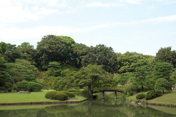 Fototapeta na wymiar 池のある初秋の日本庭園