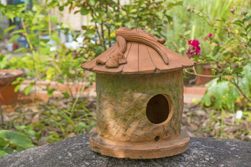 庭に置かれた鳥の巣箱