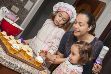 Decorando cupcakes con mamá