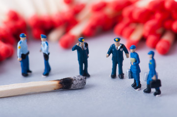 警察官と燃えたマッチ © beeboys