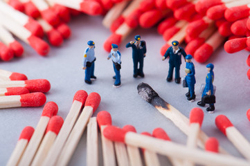 警察官と燃えたマッチ