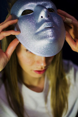 ragazza indossa maschera