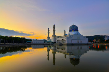 Fototapeta premium Morning reflection of Likas mosque or also known as Masjid Bandaraya Kinabalu, Borneo, Sabah, Malaysia 