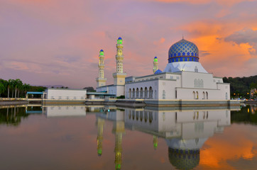 Naklejka premium Morning reflection of Likas mosque or also known as Masjid Bandaraya Kinabalu, Borneo, Sabah, Malaysia 