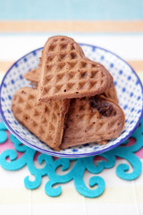 Waffle al cioccolato, banana e cannella