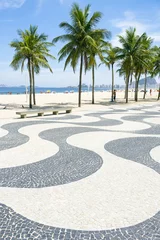 Papier Peint photo autocollant Copacabana, Rio de Janeiro, Brésil Modèle de carreaux de trottoir emblématique avec des palmiers à la plage de Copacabana Rio de Janeiro Brésil