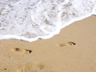 Sandstrand mit Fussspuren