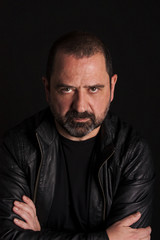 retrato de hombre en estudio primer plano