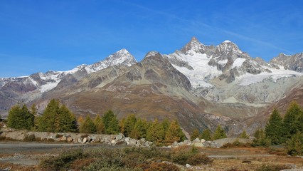 Fototapeta na wymiar Golden autumn day in Zermatt